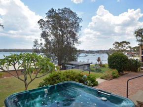 The House on the Lake @ Fishing Point, Lake Macquarie - honestly put the line in and catch fish